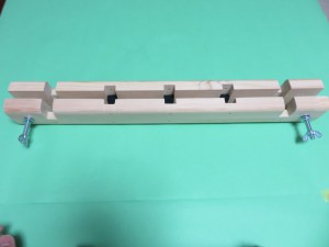 製本機を逆さにして開きます