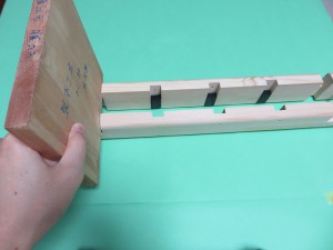 片方の足板を差し込みます