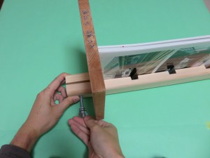 片側のネジを締めます