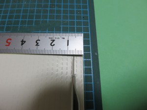 カッターで印をつけます