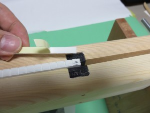 剥離紙をはがす