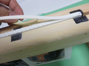 剥離紙をはがしながらのせる