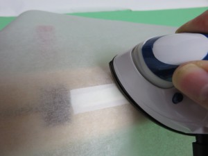 背にアイロンをあてる(アップ)