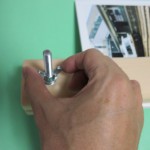 締め板のネジを緩める