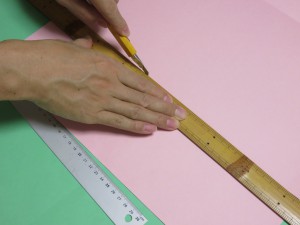 余った部分をカッターで切ります