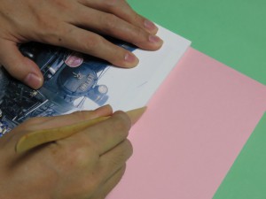 天にヘラをあてて筋を付けます
