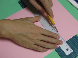 筋にカッターをあてて切り落とします