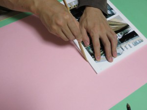 ヘラで折り目を入れます