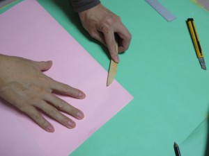 ヘラで折り目をしごきます