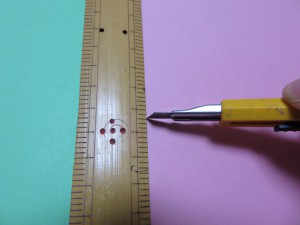 カッターで印をつける