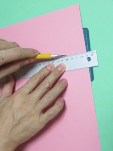 印に定規をあててカッターで切り落とす