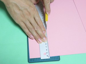 印に定規をあててカッターで切り落とす