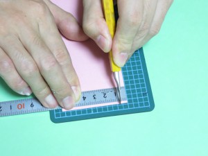 カッターで印をつける