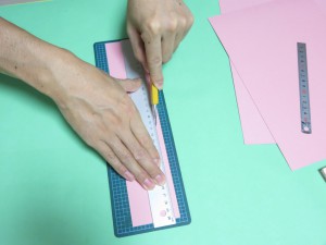印に定規をあててカッターで切り落とす