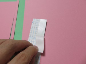 剥離紙をはがす