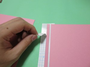 剥離紙をはがす