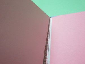 慎重に背にあてます