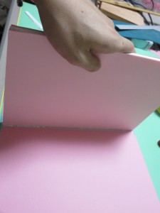 上から押すようにします