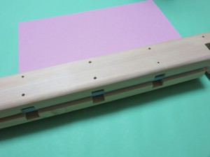 閉じて、ボンドが乾くまで製本機で固定します