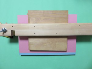 のりが乾くまで足板で挟んで締め板で固定しておきます