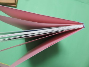 表紙、遊び紙、本文の順に並んでいます