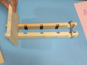 片側の溝に足を差し込む