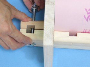 片手ではさみながらネジをしめる