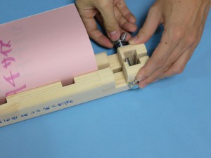 もう一方も片手ではさみながらネジをしめる