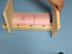 もう片方の溝にも足を差し込む