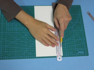 ホットメルトシートをカットします