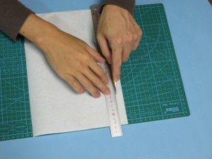 補強和紙をカットします