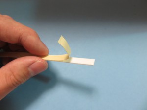 ホットメルトシートの剥離紙をはがす