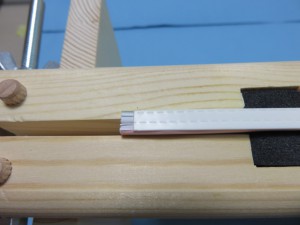 背に貼り付け終える