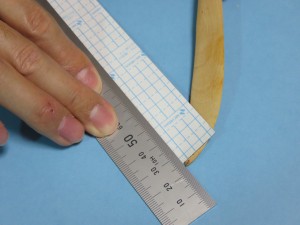 定規を当てたまま、ヘラを下に差し入れます