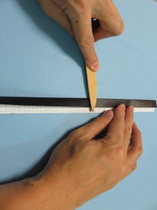 折り曲げて、ヘラの腹でしごいて折り目をきつくします