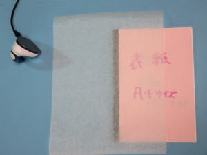製本テープにシリコンシートをのせます