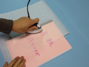 角を作るようにアイロンをあてます