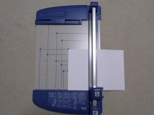ディスクカッターで原稿用の紙をカット