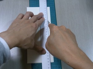 カッターでカットします