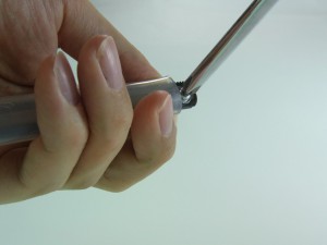 本体把手部のネジを搭載工具を使って外します